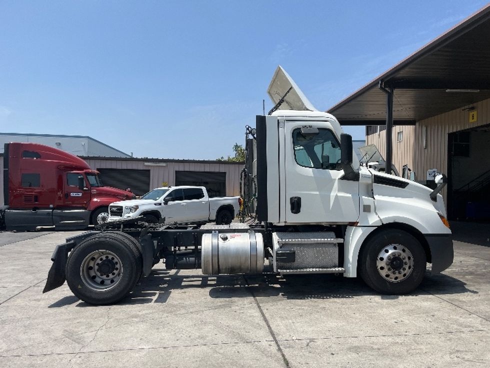 Day Cab Tractor-Heavy Duty Tractors-Freightliner-2022-T12642ST-Ontario-CA-558,752\n\t\tmiles-$ 58,500 - Image 8