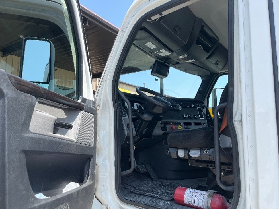 Day Cab Tractor-Heavy Duty Tractors-Freightliner-2022-T12642ST-Ontario-CA-558,752\n\t\tmiles-$ 58,500 - Image 9