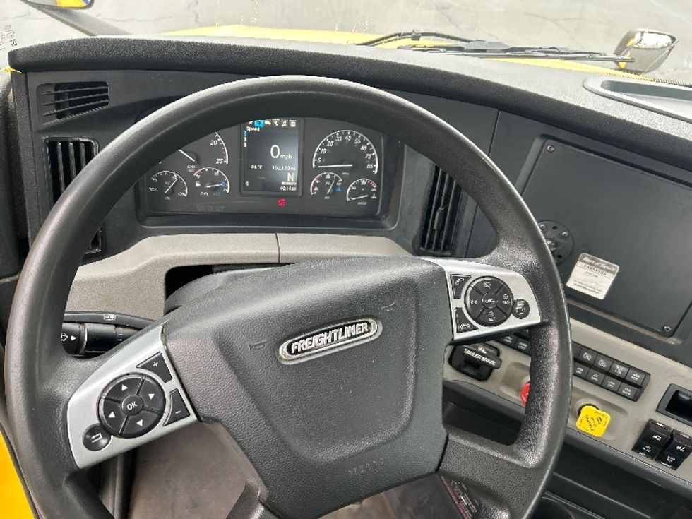Day Cab Tractor-Heavy Duty Tractors-Freightliner-2022-T12642ST-Sacramento-CA-153,000\n\t\tmiles-$ 82,000 - Image 11
