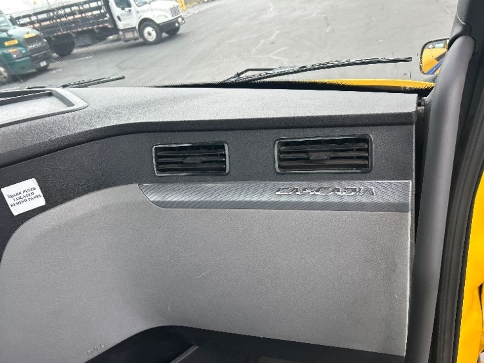 Day Cab Tractor-Heavy Duty Tractors-Freightliner-2022-T12642ST-Sacramento-CA-153,000\n\t\tmiles-$ 82,000 - Image 13