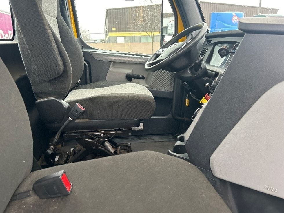 Day Cab Tractor-Heavy Duty Tractors-Freightliner-2022-T12642ST-Sacramento-CA-153,000\n\t\tmiles-$ 82,000 - Image 14