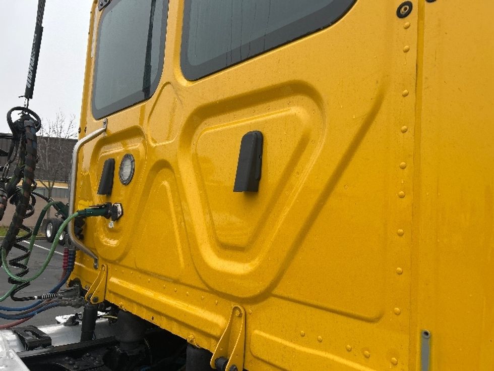 Day Cab Tractor-Heavy Duty Tractors-Freightliner-2022-T12642ST-Sacramento-CA-153,000\n\t\tmiles-$ 82,000 - Image 18