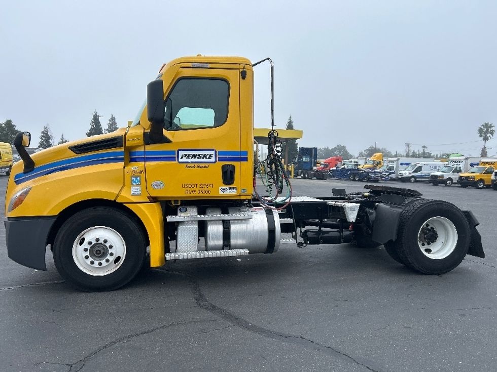Day Cab Tractor-Heavy Duty Tractors-Freightliner-2022-T12642ST-Sacramento-CA-153,000\n\t\tmiles-$ 82,000 - Image 4