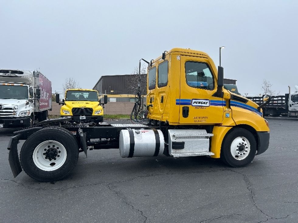 Day Cab Tractor-Heavy Duty Tractors-Freightliner-2022-T12642ST-Sacramento-CA-153,000\n\t\tmiles-$ 82,000 - Image 8