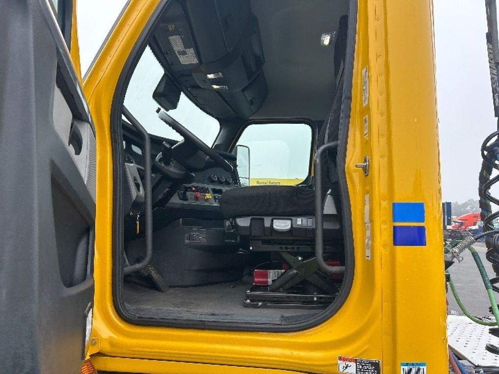 Day Cab Tractor-Heavy Duty Tractors-Freightliner-2022-T12642ST-Sacramento-CA-153,000\n\t\tmiles-$ 82,000 - Image 9