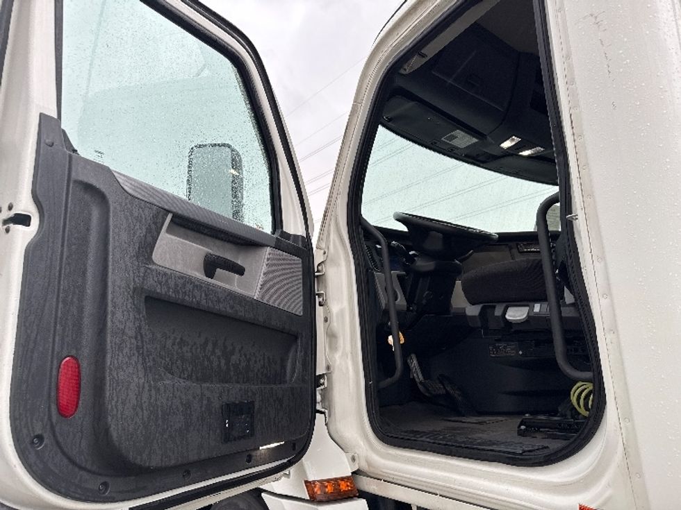 Day Cab Tractor-Heavy Duty Tractors-Freightliner-2022-T12642ST-Salt Lake City-UT-436,842\n\t\tmiles-$ 60,000 - Image 9