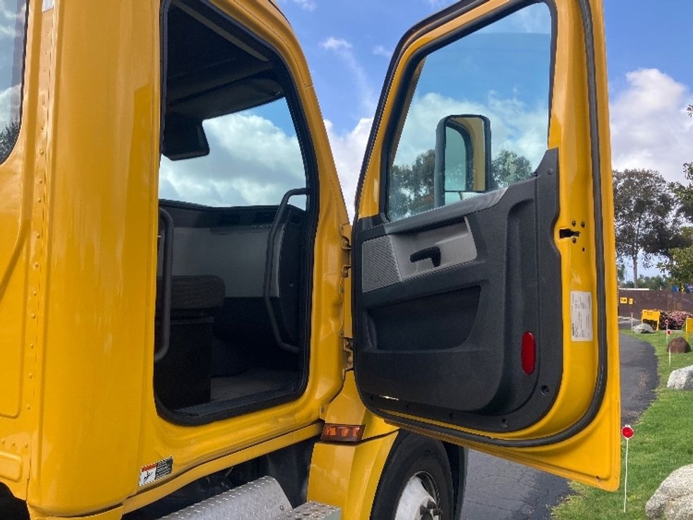 Day Cab Tractor-Heavy Duty Tractors-Freightliner-2022-T12642ST-San Diego-CA-344,405\n\t\tmiles-$ 75,250 - Image 12