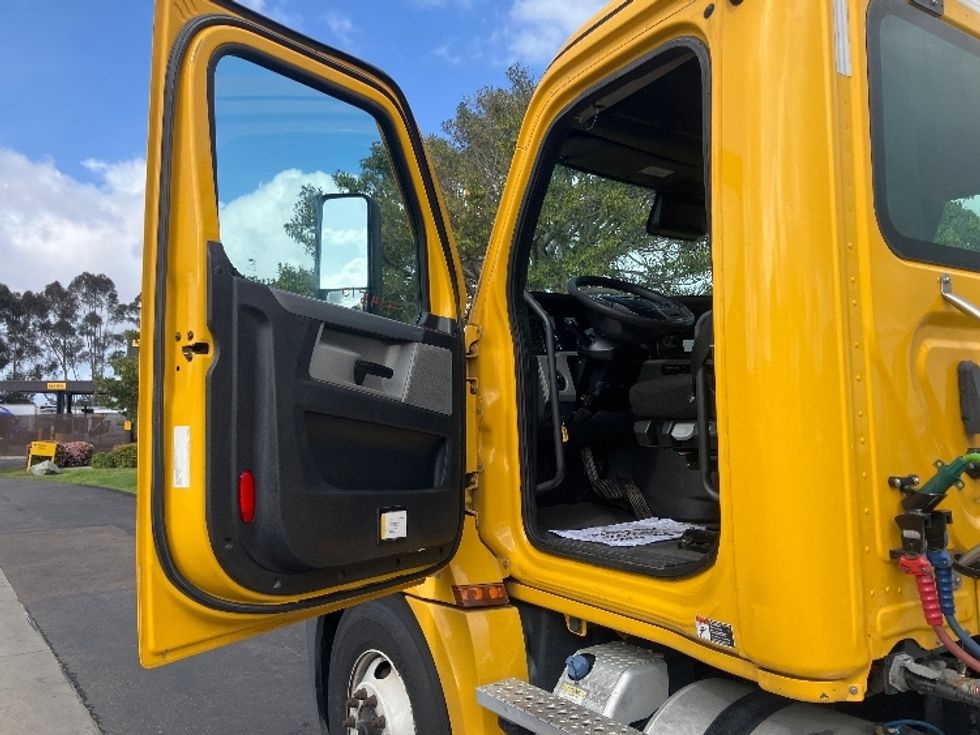 Day Cab Tractor-Heavy Duty Tractors-Freightliner-2022-T12642ST-San Diego-CA-344,405\n\t\tmiles-$ 75,250 - Image 9
