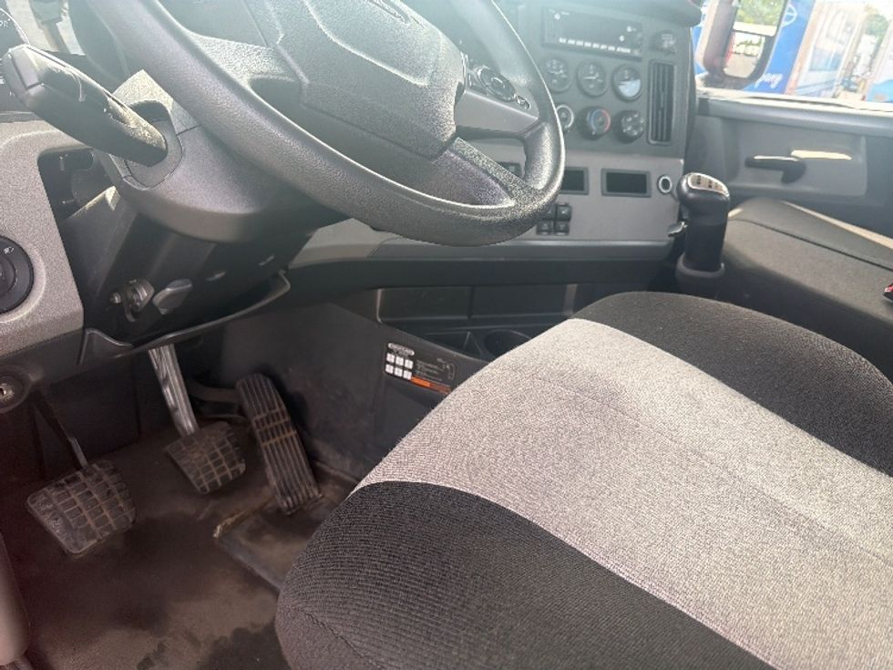 Day Cab Tractor-Heavy Duty Tractors-Freightliner-2022-T12642ST-Springfield-MA-111,664\n\t\tmiles-$ 62,750 - Image 10