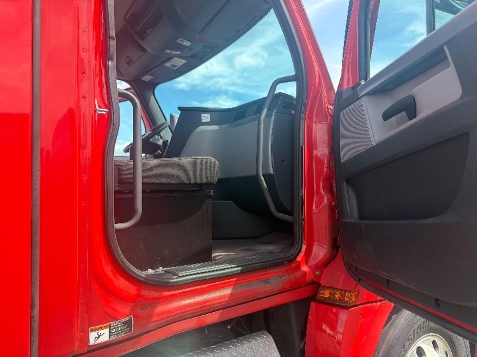 Day Cab Tractor-Heavy Duty Tractors-Freightliner-2022-T12642ST-Springfield-MA-111,664\n\t\tmiles-$ 62,750 - Image 12