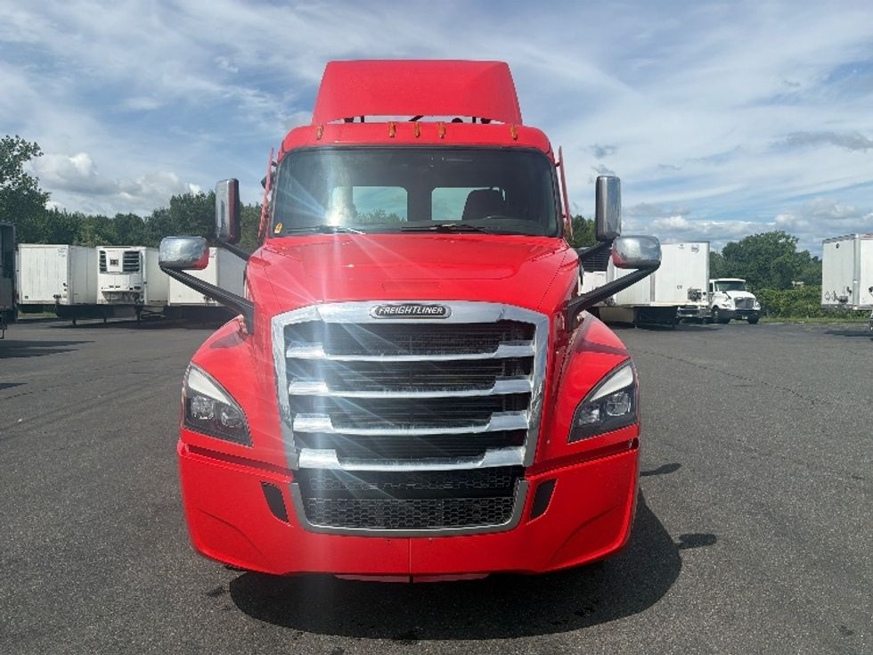Day Cab Tractor-Heavy Duty Tractors-Freightliner-2022-T12642ST-Springfield-MA-111,664\n\t\tmiles-$ 62,750 - Image 2