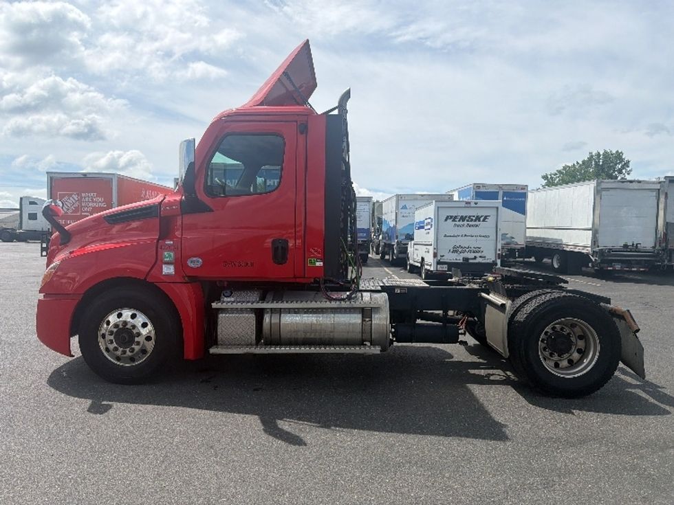 Day Cab Tractor-Heavy Duty Tractors-Freightliner-2022-T12642ST-Springfield-MA-111,664\n\t\tmiles-$ 62,750 - Image 4