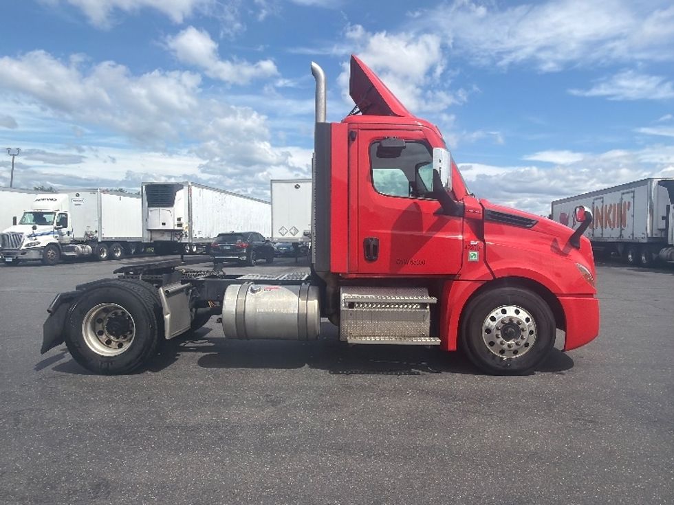 Day Cab Tractor-Heavy Duty Tractors-Freightliner-2022-T12642ST-Springfield-MA-111,664\n\t\tmiles-$ 62,750 - Image 8