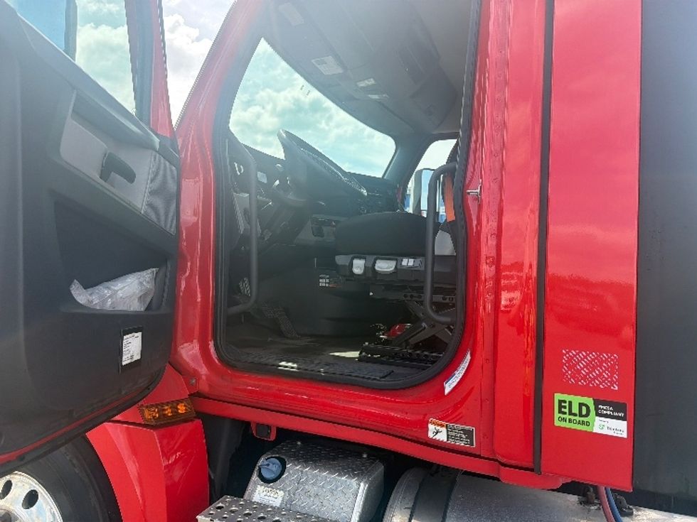 Day Cab Tractor-Heavy Duty Tractors-Freightliner-2022-T12642ST-Springfield-MA-111,664\n\t\tmiles-$ 62,750 - Image 9