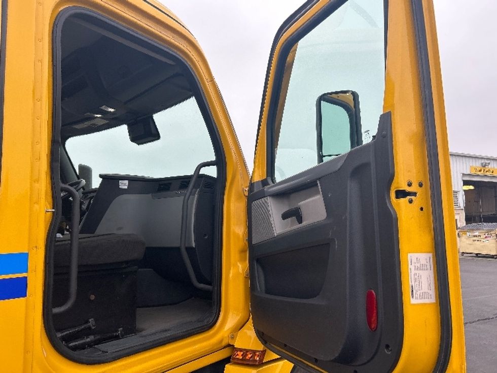 Day Cab Tractor-Heavy Duty Tractors-Freightliner-2022-T12642ST-Stockton-CA-203,284\n\t\tmiles-$ 68,250 - Image 12