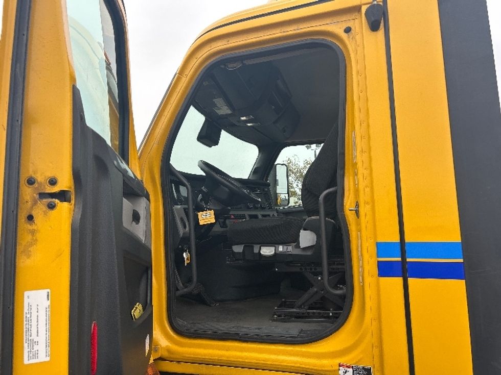 Day Cab Tractor-Heavy Duty Tractors-Freightliner-2022-T12642ST-Stockton-CA-203,284\n\t\tmiles-$ 68,250 - Image 9