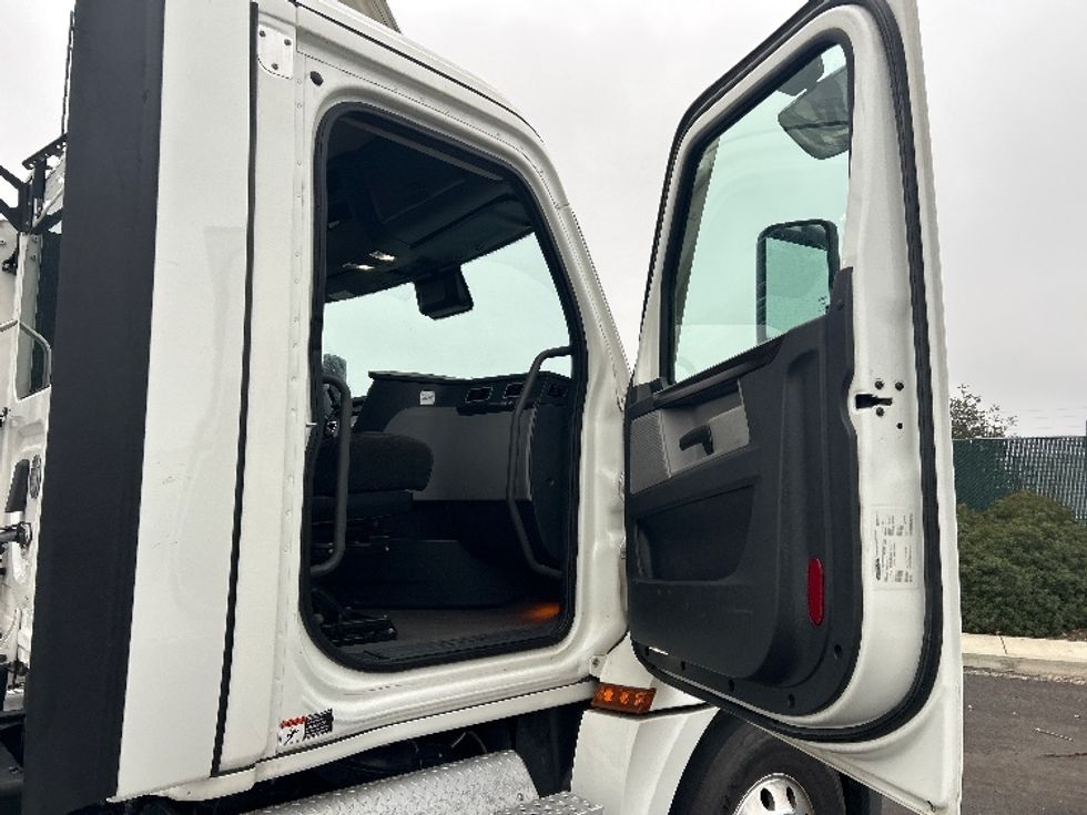 Day Cab Tractor-Heavy Duty Tractors-Freightliner-2022-T12642ST-Stockton-CA-413,328\n\t\tmiles-$ 58,500 - Image 12