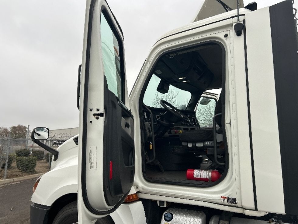 Day Cab Tractor-Heavy Duty Tractors-Freightliner-2022-T12642ST-Stockton-CA-413,328\n\t\tmiles-$ 58,500 - Image 9