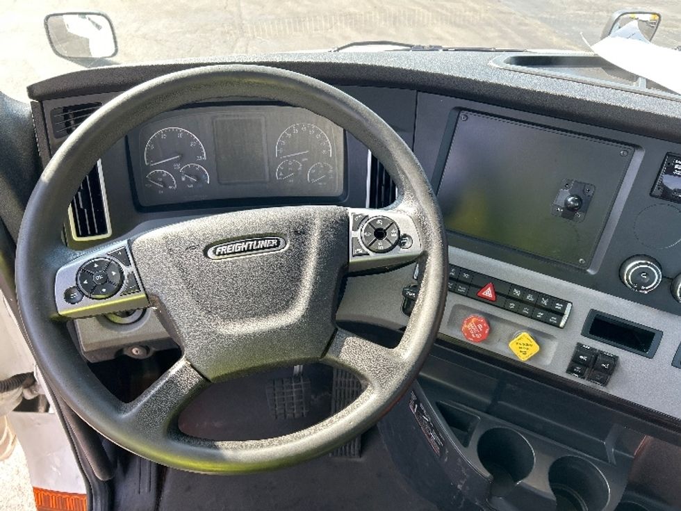 Day Cab Tractor-Heavy Duty Tractors-Freightliner-2022-T12642ST-Sturtevant-WI-550,130\n\t\tmiles-$ 39,000 - Image 11
