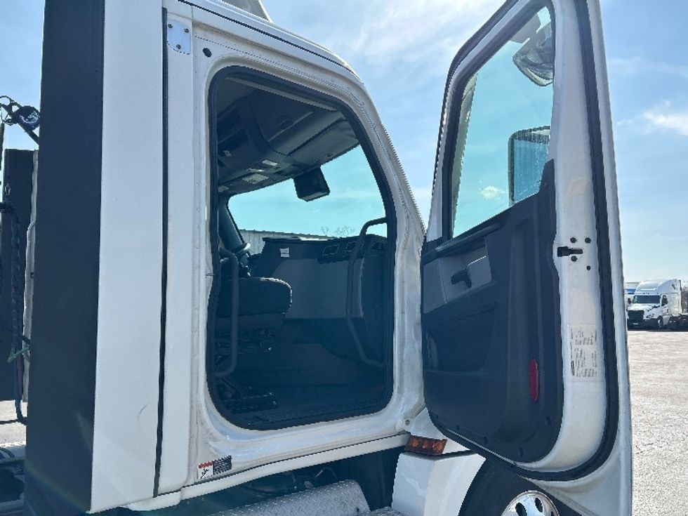 Day Cab Tractor-Heavy Duty Tractors-Freightliner-2022-T12642ST-Sturtevant-WI-550,130\n\t\tmiles-$ 39,000 - Image 12