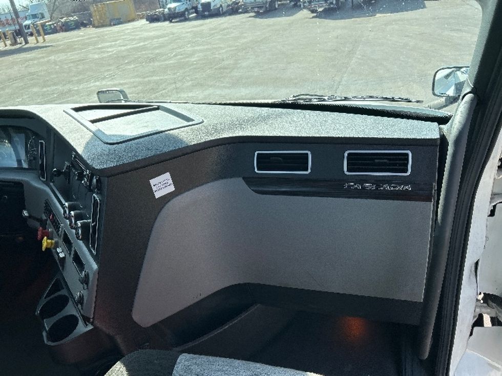 Day Cab Tractor-Heavy Duty Tractors-Freightliner-2022-T12642ST-Sturtevant-WI-550,130\n\t\tmiles-$ 39,000 - Image 13