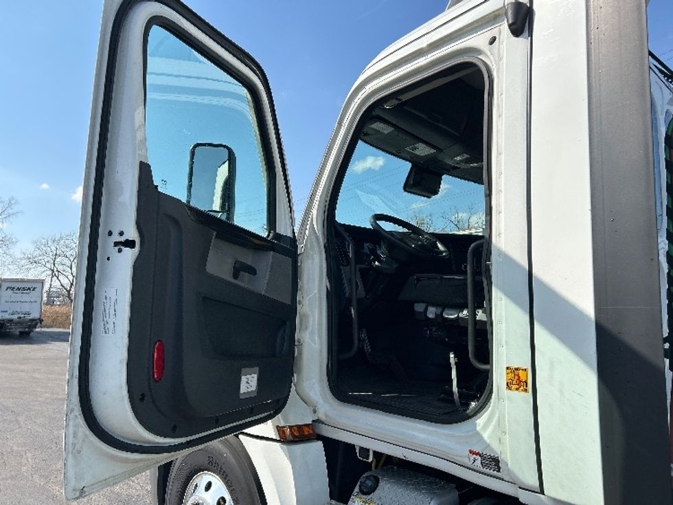 Day Cab Tractor-Heavy Duty Tractors-Freightliner-2022-T12642ST-Sturtevant-WI-550,130\n\t\tmiles-$ 39,000 - Image 9