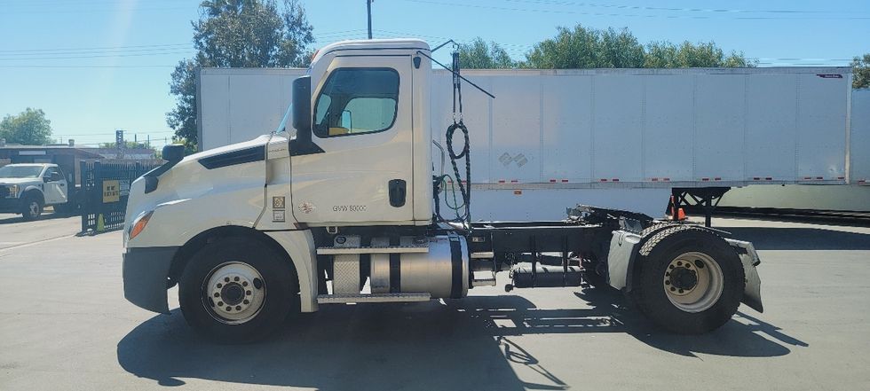 Day Cab Tractor-Heavy Duty Tractors-Freightliner-2022-T12642ST-Sun Valley-CA-286,388\n\t\tmiles-$ 86,500 - Image 4