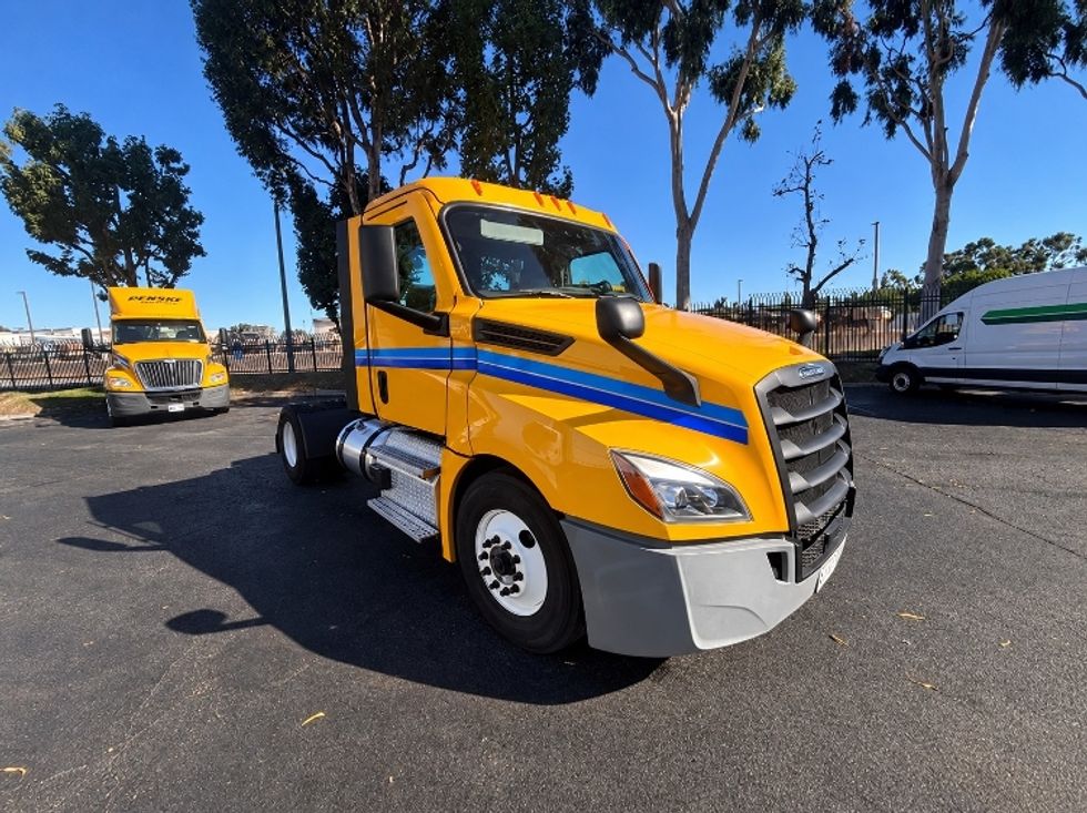 Day Cab Tractor-Heavy Duty Tractors-Freightliner-2022-T12642ST-Torrance-CA-175,761\n\t\tmiles-$ 69,000 - Image 1