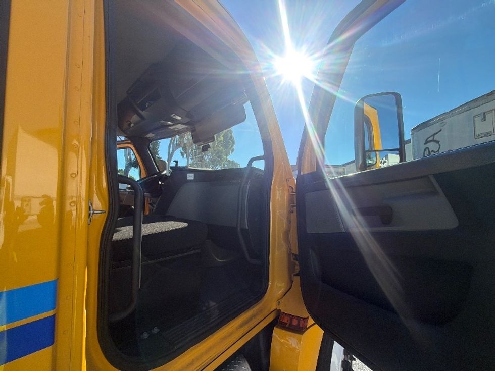 Day Cab Tractor-Heavy Duty Tractors-Freightliner-2022-T12642ST-Torrance-CA-175,761\n\t\tmiles-$ 69,000 - Image 12