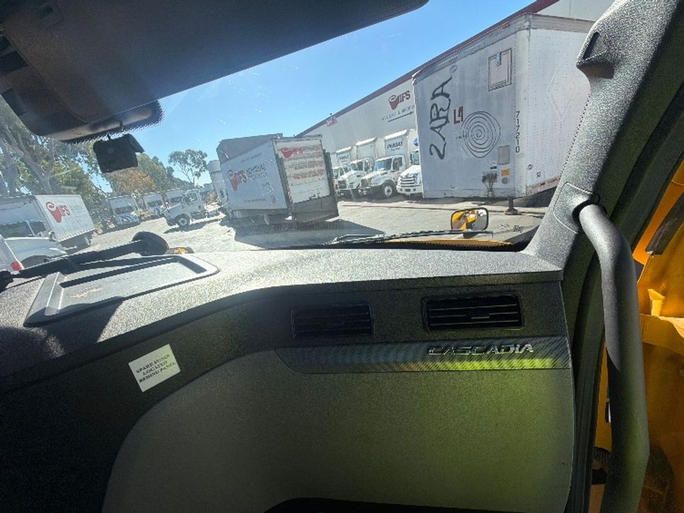 Day Cab Tractor-Heavy Duty Tractors-Freightliner-2022-T12642ST-Torrance-CA-175,761\n\t\tmiles-$ 69,000 - Image 13