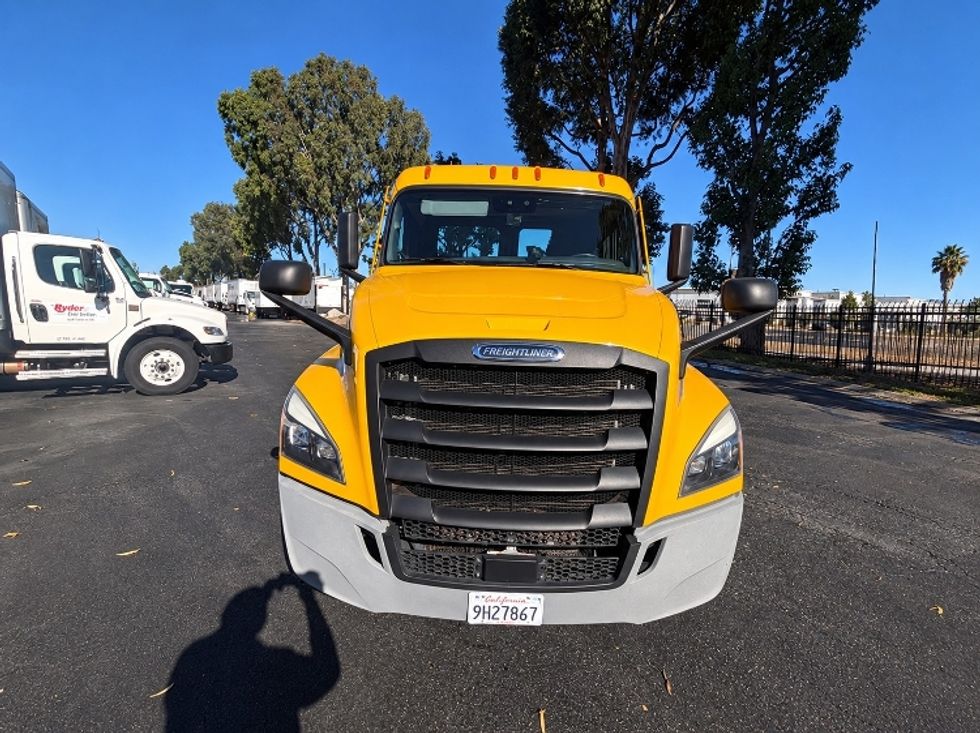 Day Cab Tractor-Heavy Duty Tractors-Freightliner-2022-T12642ST-Torrance-CA-175,761\n\t\tmiles-$ 69,000 - Image 2