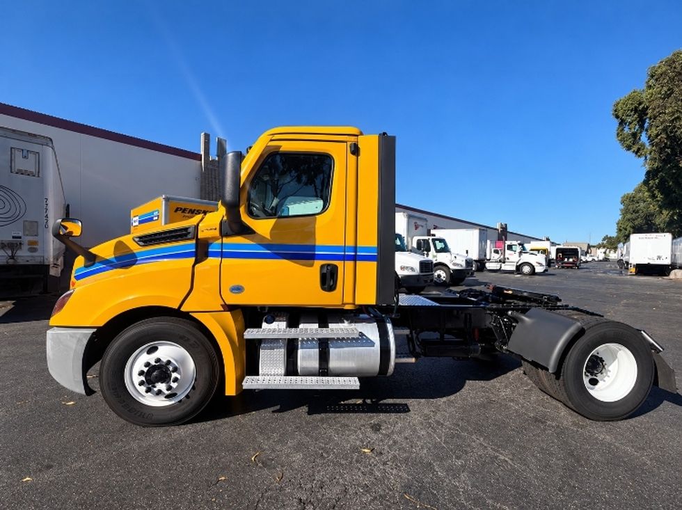 Day Cab Tractor-Heavy Duty Tractors-Freightliner-2022-T12642ST-Torrance-CA-175,761\n\t\tmiles-$ 69,000 - Image 4