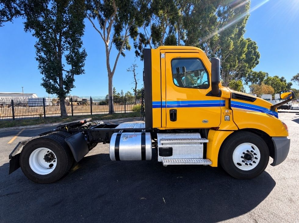 Day Cab Tractor-Heavy Duty Tractors-Freightliner-2022-T12642ST-Torrance-CA-175,761\n\t\tmiles-$ 69,000 - Image 8