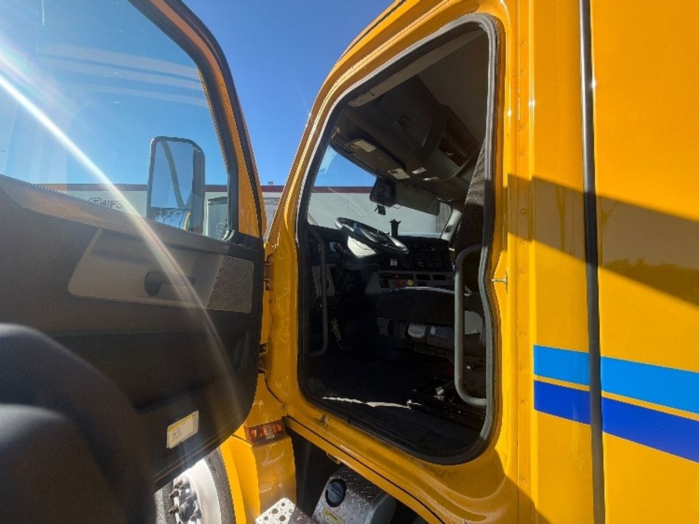 Day Cab Tractor-Heavy Duty Tractors-Freightliner-2022-T12642ST-Torrance-CA-175,761\n\t\tmiles-$ 69,000 - Image 9