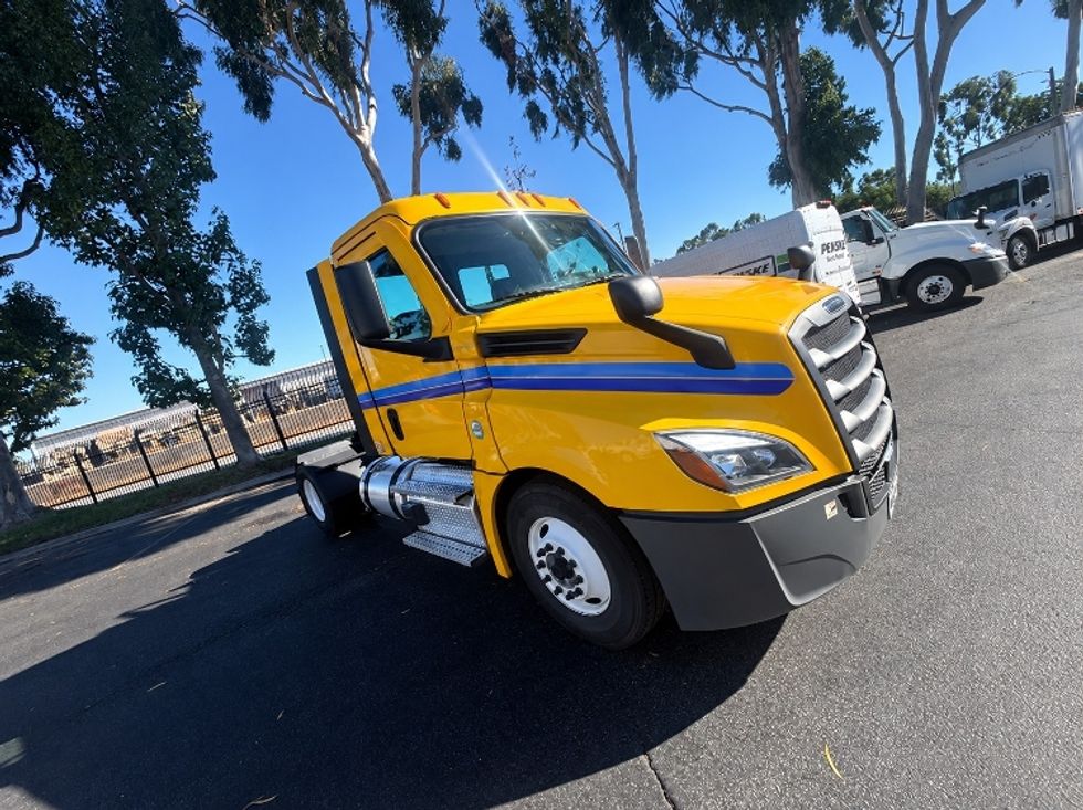Day Cab Tractor-Heavy Duty Tractors-Freightliner-2022-T12642ST-Torrance-CA-197,081\n\t\tmiles-$ 68,000 - Image 1