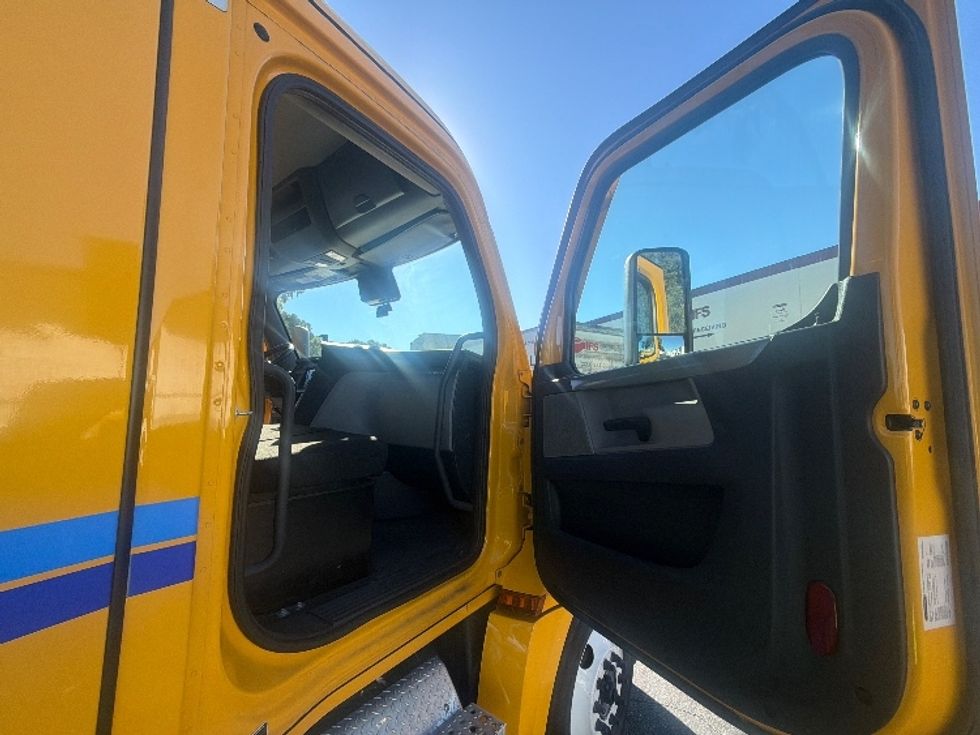 Day Cab Tractor-Heavy Duty Tractors-Freightliner-2022-T12642ST-Torrance-CA-197,081\n\t\tmiles-$ 68,000 - Image 12