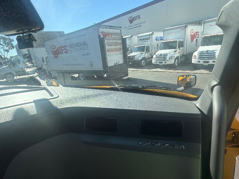 Day Cab Tractor-Heavy Duty Tractors-Freightliner-2022-T12642ST-Torrance-CA-197,081\n\t\tmiles-$ 68,000 - Image 13