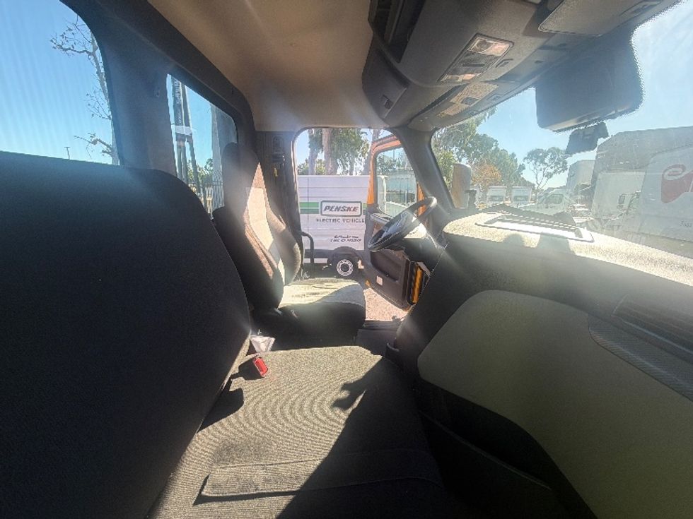 Day Cab Tractor-Heavy Duty Tractors-Freightliner-2022-T12642ST-Torrance-CA-197,081\n\t\tmiles-$ 68,000 - Image 14