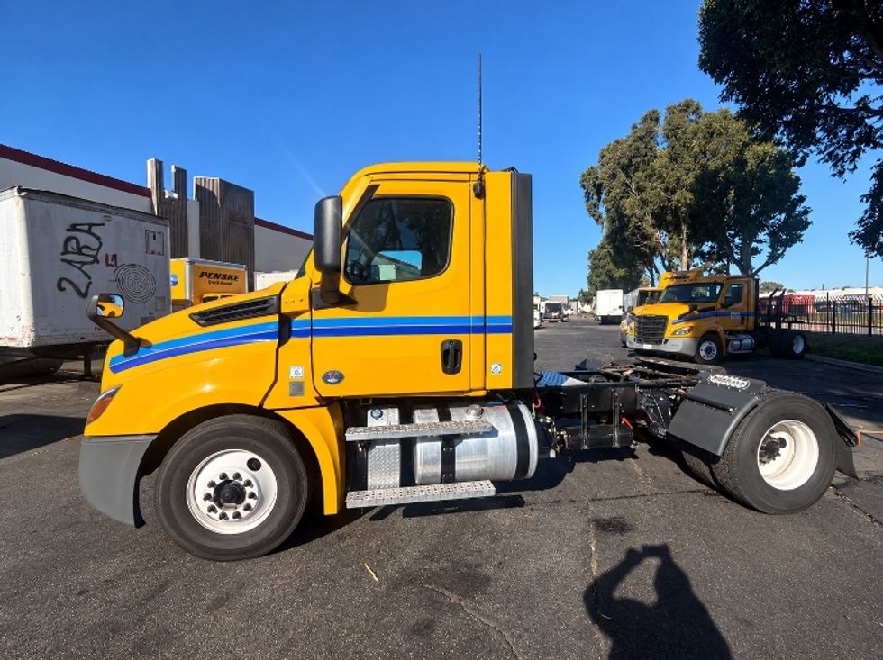 Day Cab Tractor-Heavy Duty Tractors-Freightliner-2022-T12642ST-Torrance-CA-197,081\n\t\tmiles-$ 68,000 - Image 4