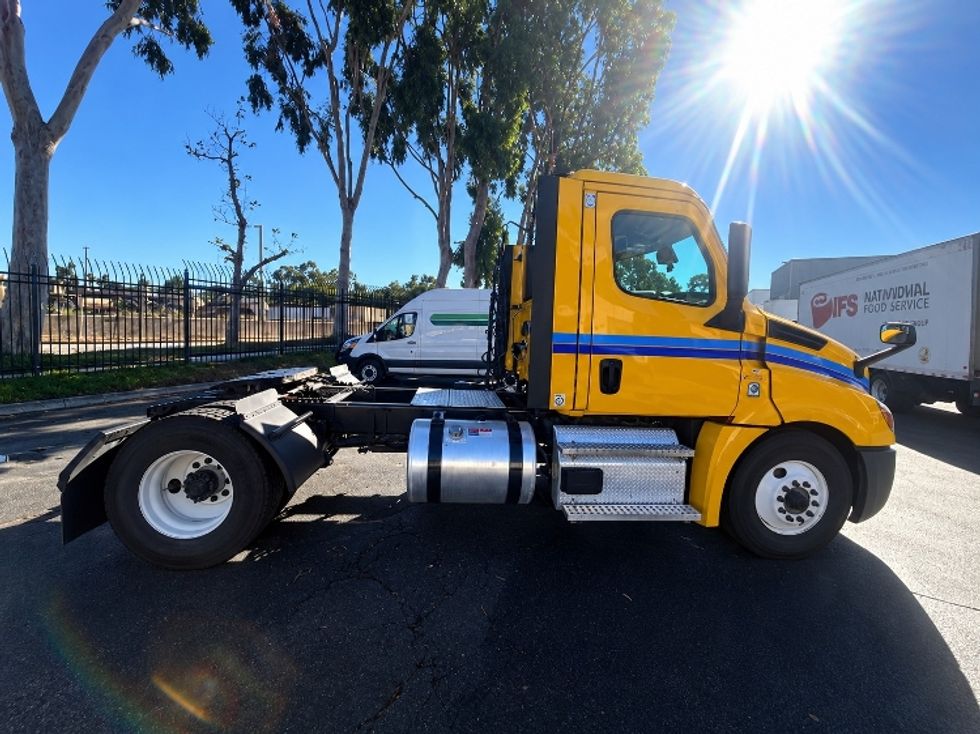 Day Cab Tractor-Heavy Duty Tractors-Freightliner-2022-T12642ST-Torrance-CA-197,081\n\t\tmiles-$ 68,000 - Image 8