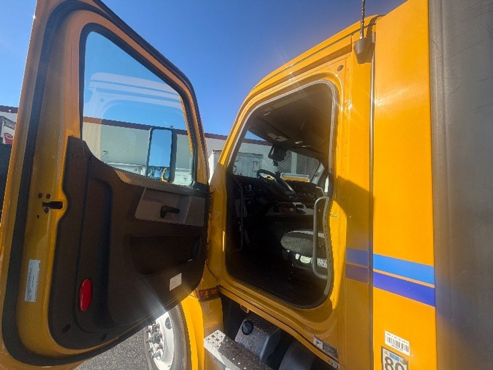 Day Cab Tractor-Heavy Duty Tractors-Freightliner-2022-T12642ST-Torrance-CA-197,081\n\t\tmiles-$ 68,000 - Image 9