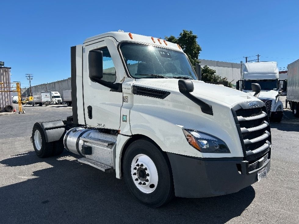 Day Cab Tractor-Heavy Duty Tractors-Freightliner-2022-T12642ST-Torrance-CA-258,920\n\t\tmiles-$ 66,250 - Image 1