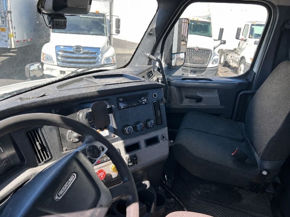 Day Cab Tractor-Heavy Duty Tractors-Freightliner-2022-T12642ST-Torrance-CA-258,920\n\t\tmiles-$ 66,250 - Image 10