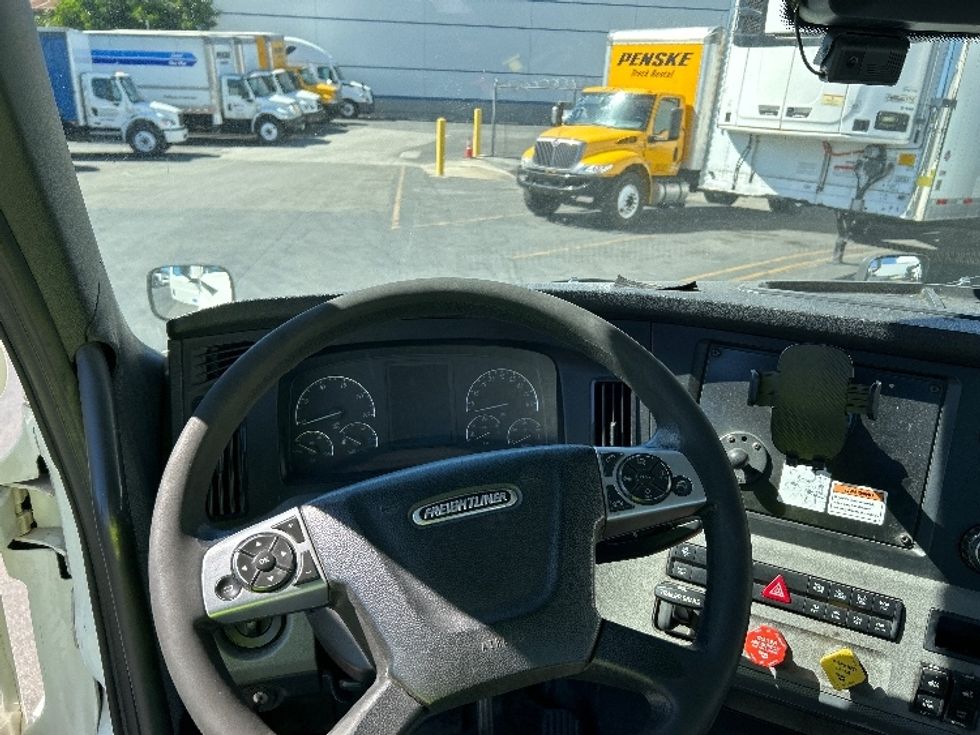 Day Cab Tractor-Heavy Duty Tractors-Freightliner-2022-T12642ST-Torrance-CA-258,920\n\t\tmiles-$ 66,250 - Image 11