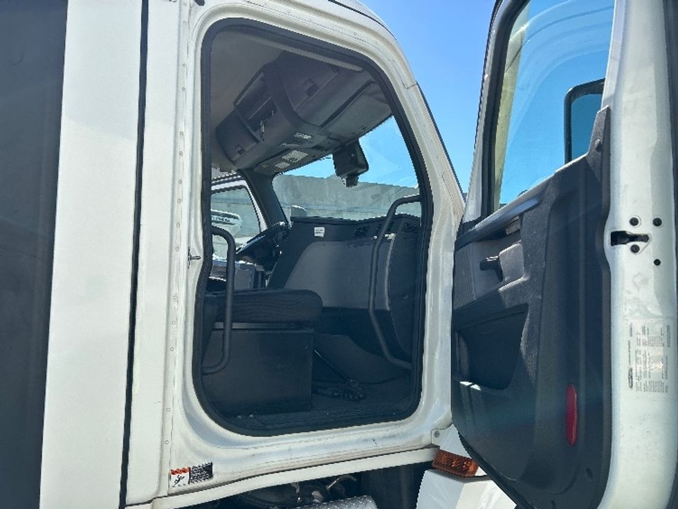 Day Cab Tractor-Heavy Duty Tractors-Freightliner-2022-T12642ST-Torrance-CA-258,920\n\t\tmiles-$ 66,250 - Image 12