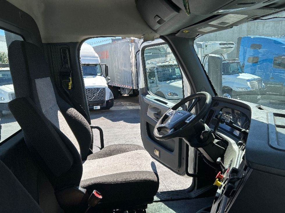 Day Cab Tractor-Heavy Duty Tractors-Freightliner-2022-T12642ST-Torrance-CA-258,920\n\t\tmiles-$ 66,250 - Image 14