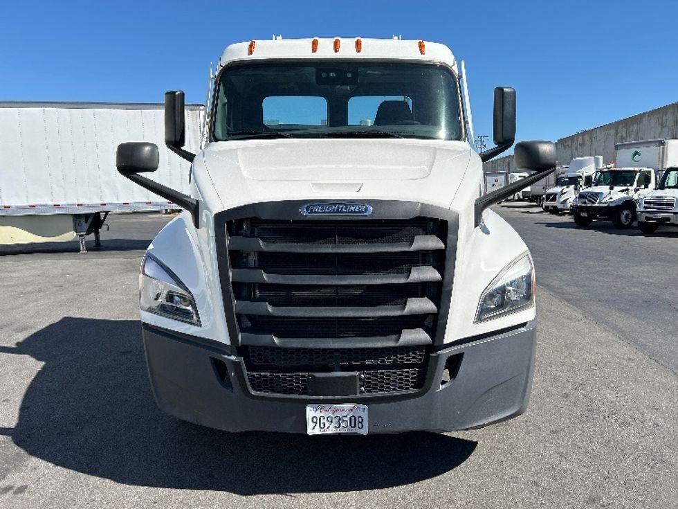 Day Cab Tractor-Heavy Duty Tractors-Freightliner-2022-T12642ST-Torrance-CA-258,920\n\t\tmiles-$ 66,250 - Image 2