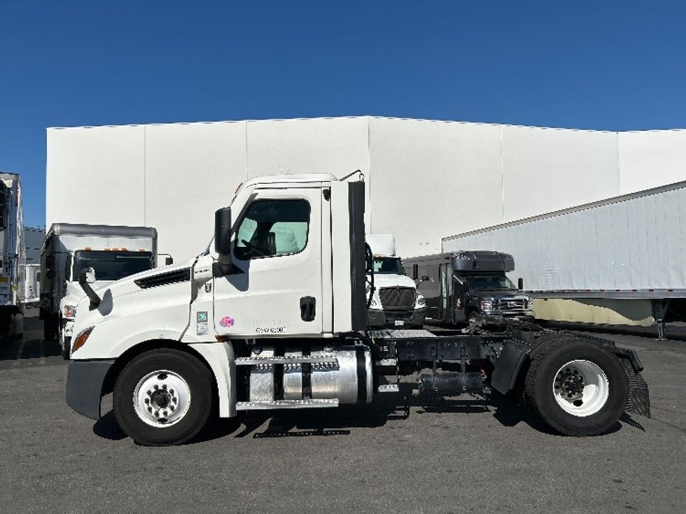 Day Cab Tractor-Heavy Duty Tractors-Freightliner-2022-T12642ST-Torrance-CA-258,920\n\t\tmiles-$ 66,250 - Image 4