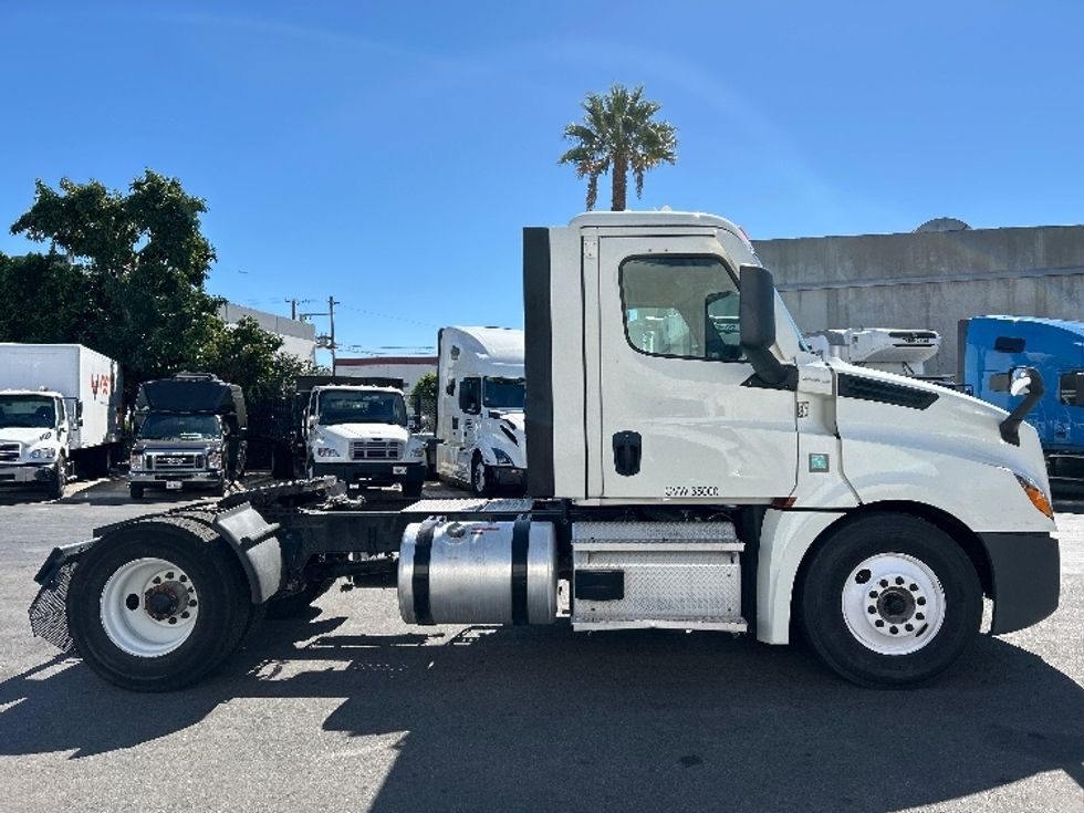 Day Cab Tractor-Heavy Duty Tractors-Freightliner-2022-T12642ST-Torrance-CA-258,920\n\t\tmiles-$ 66,250 - Image 8