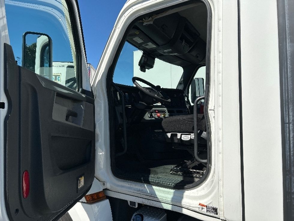 Day Cab Tractor-Heavy Duty Tractors-Freightliner-2022-T12642ST-Torrance-CA-258,920\n\t\tmiles-$ 66,250 - Image 9